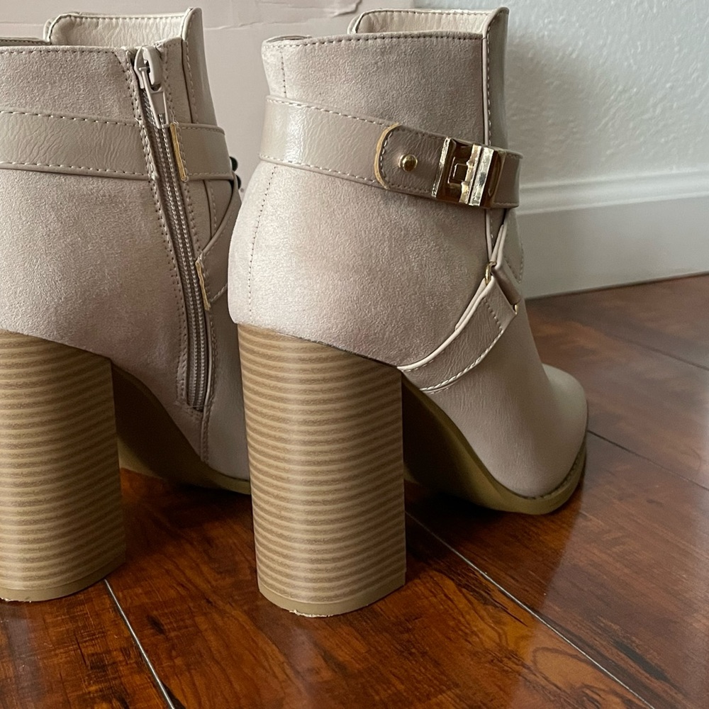 Carol Block Heeled Bootie, Eggshell Color, Size 8 - image 7